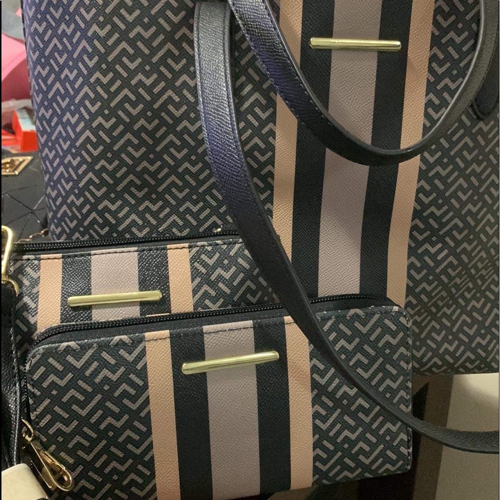 NWOT 3 piece tote set!!